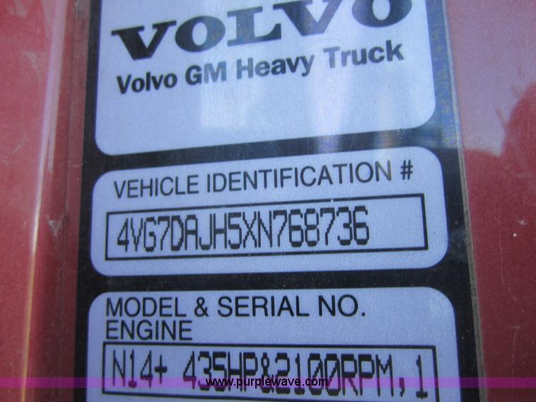image for item C5032 1999 Volvo VNL 64T semi truck