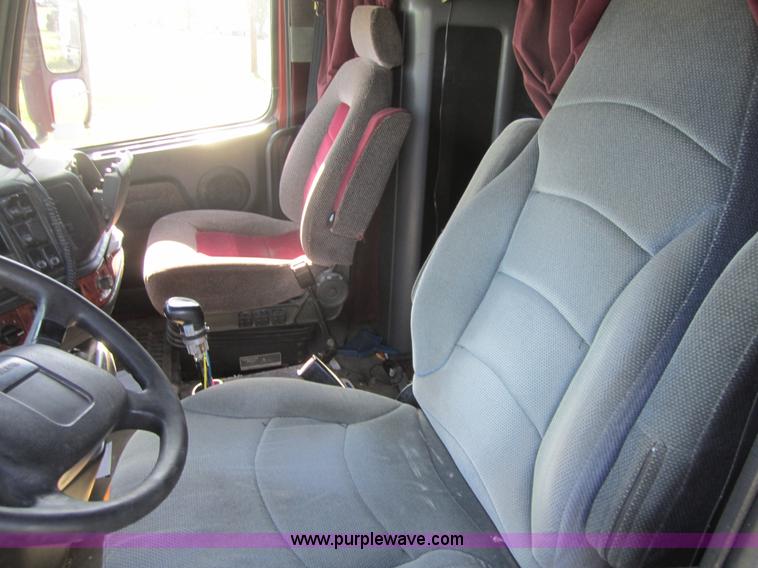 image for item C5032 1999 Volvo VNL 64T semi truck