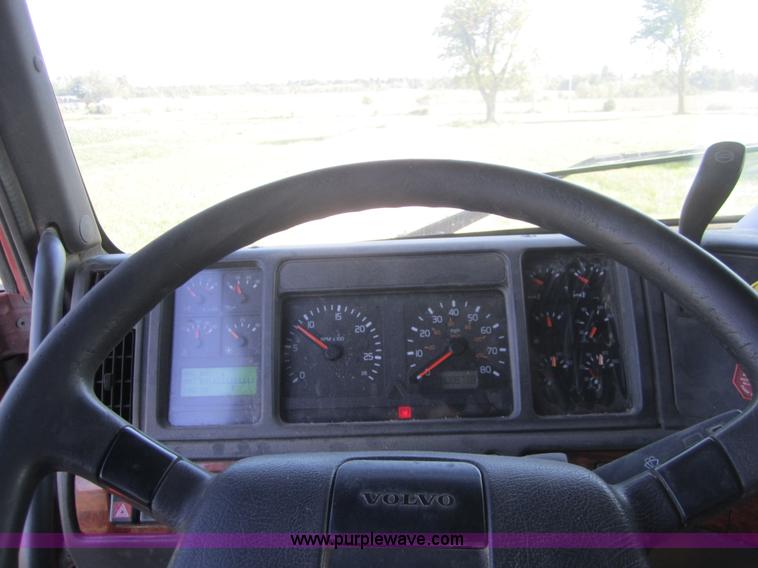 image for item C5032 1999 Volvo VNL 64T semi truck
