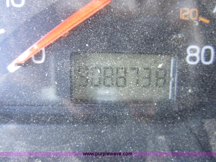 image for item C5032 1999 Volvo VNL 64T semi truck