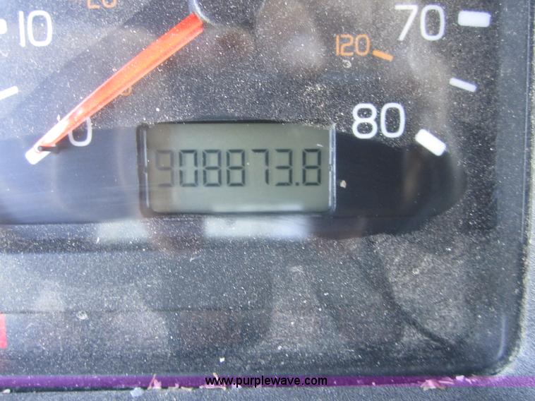 image for item C5032 1999 Volvo VNL 64T semi truck