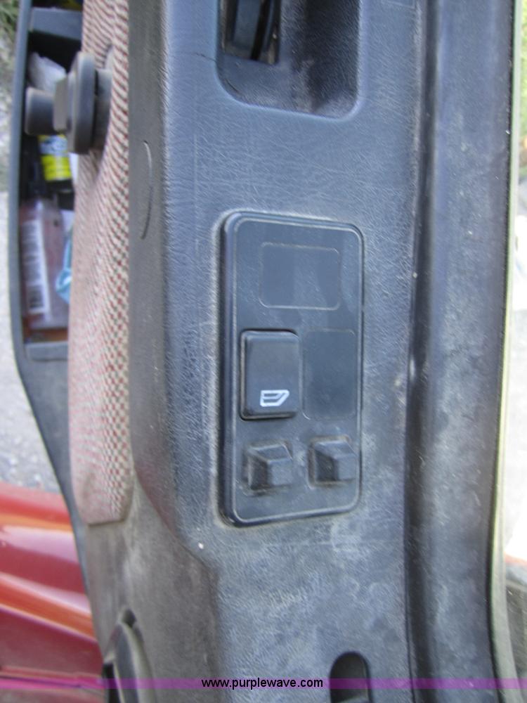 image for item C5032 1999 Volvo VNL 64T semi truck