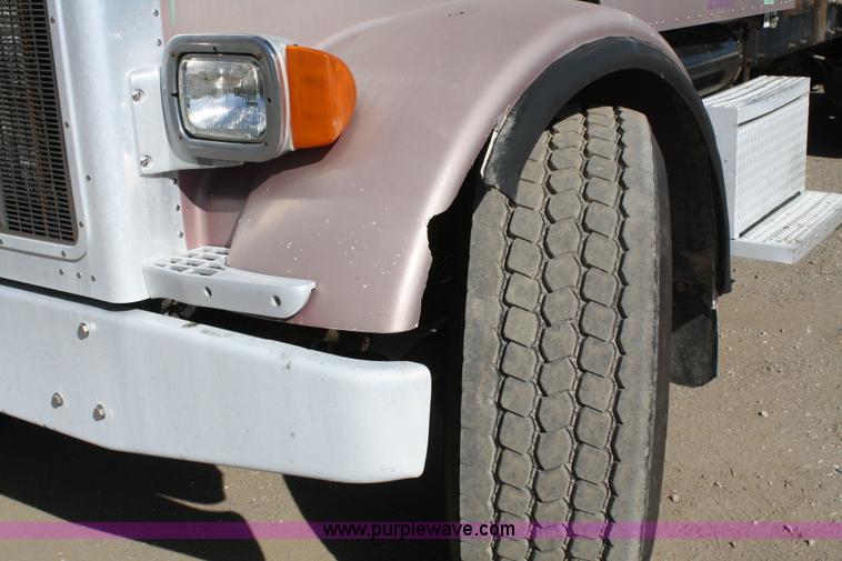 image for item A2460 2000 Peterbilt 378 dump truck