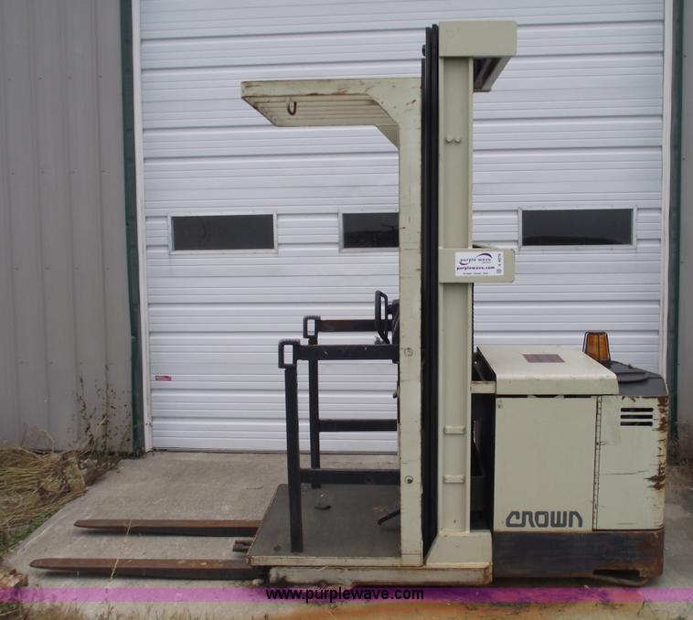 image for item A4076 Crown stand-up forklift