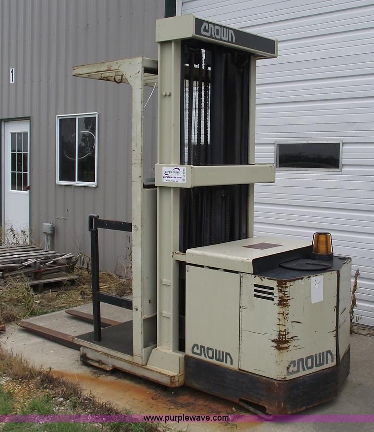 image for item A4076 Crown stand-up forklift