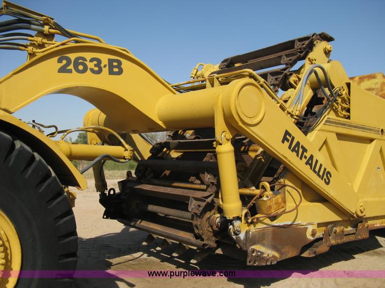 image for item A4389 1980 Fiat-Allis 263B paddle scraper