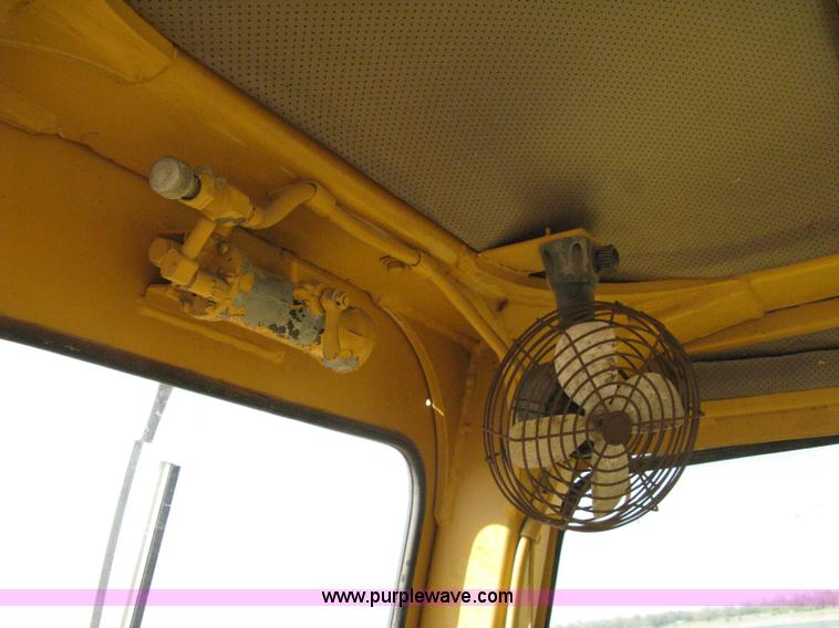 image for item A4389 1980 Fiat-Allis 263B paddle scraper