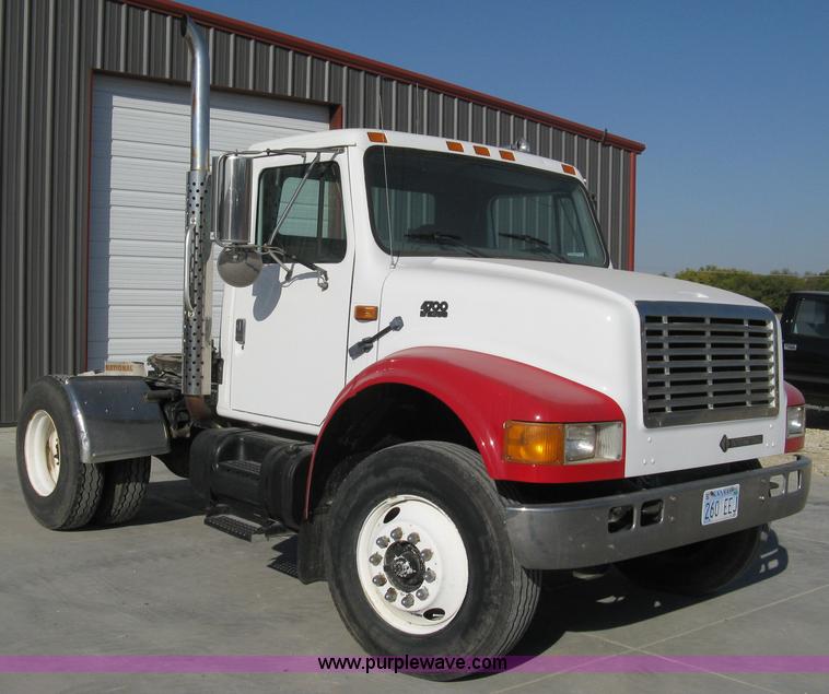 image for item A4390 1995 International 4700 semi truck