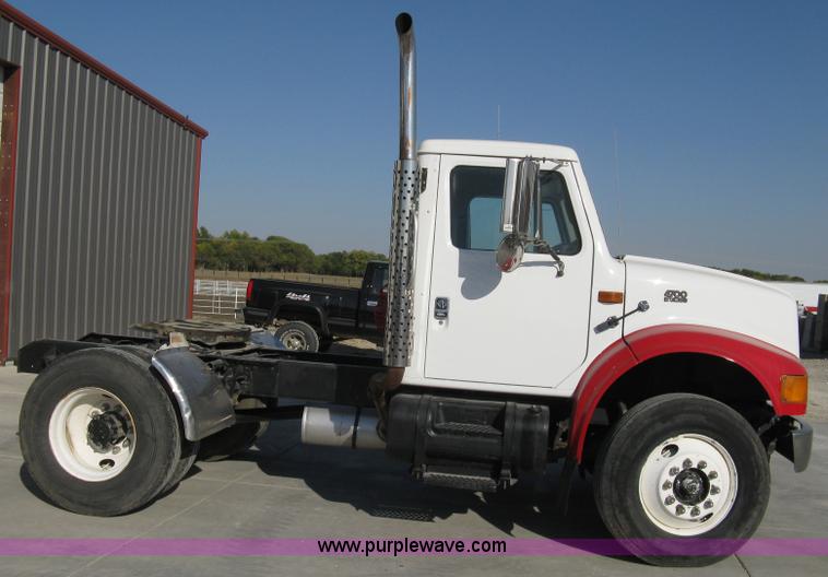 image for item A4390 1995 International 4700 semi truck