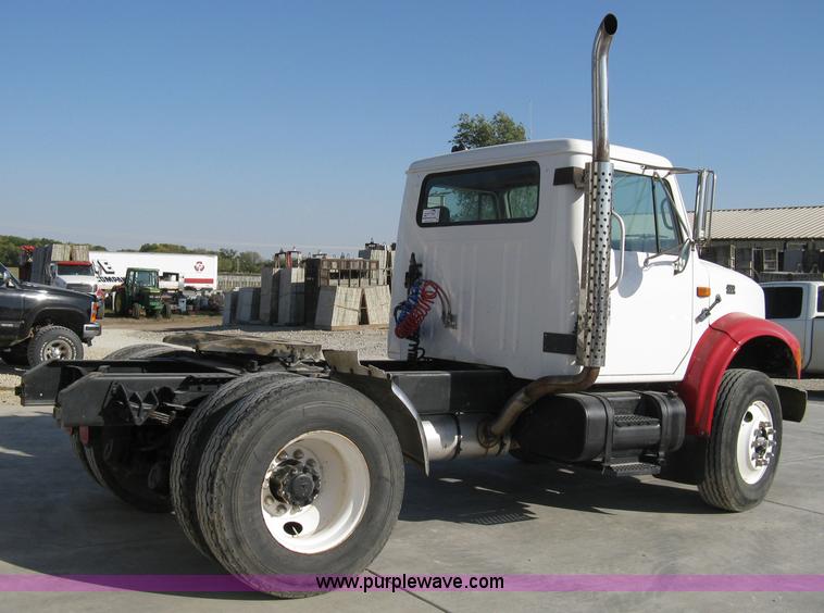 image for item A4390 1995 International 4700 semi truck