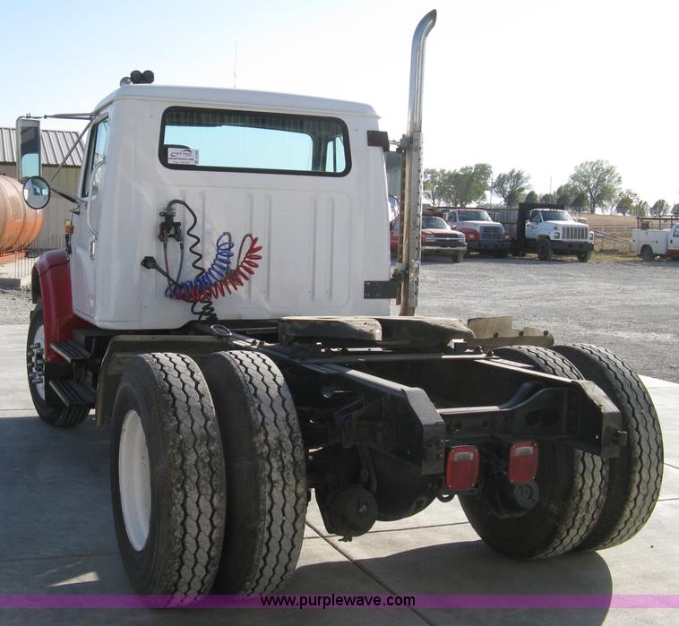image for item A4390 1995 International 4700 semi truck