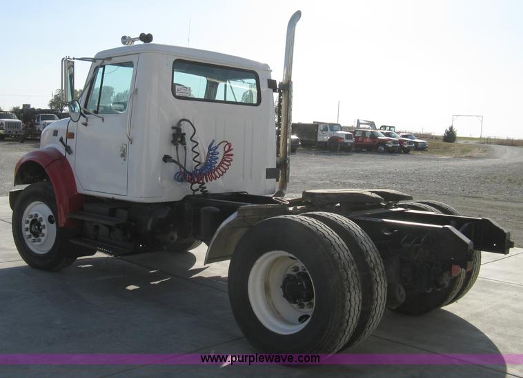 image for item A4390 1995 International 4700 semi truck