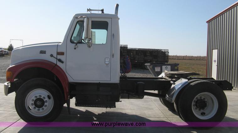 image for item A4390 1995 International 4700 semi truck