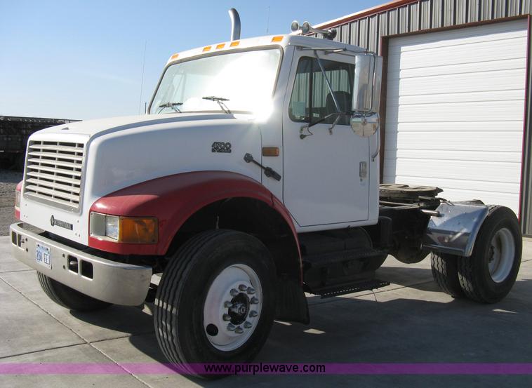image for item A4390 1995 International 4700 semi truck