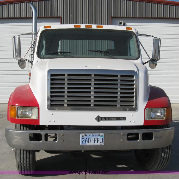 image for item A4390 1995 International 4700 semi truck