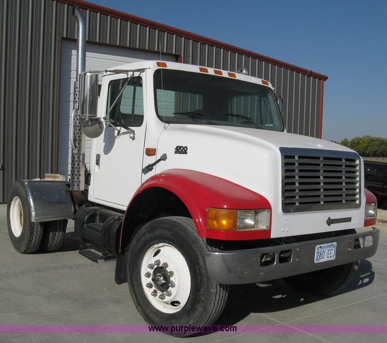 image for item A4390 1995 International 4700 semi truck