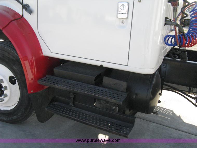 image for item A4390 1995 International 4700 semi truck