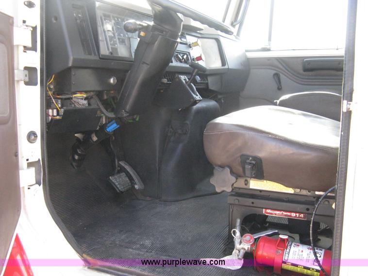 image for item A4390 1995 International 4700 semi truck