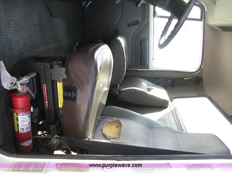 image for item A4390 1995 International 4700 semi truck