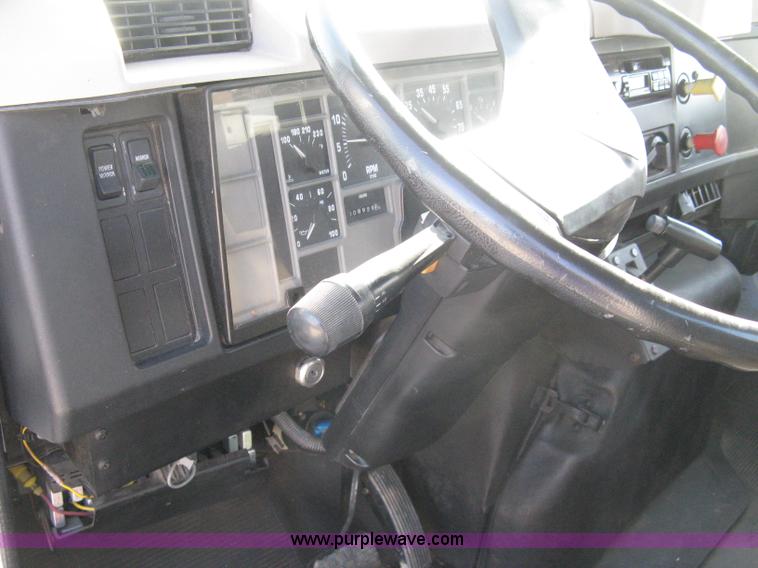 image for item A4390 1995 International 4700 semi truck