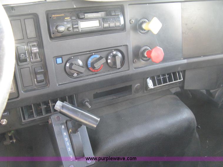 image for item A4390 1995 International 4700 semi truck