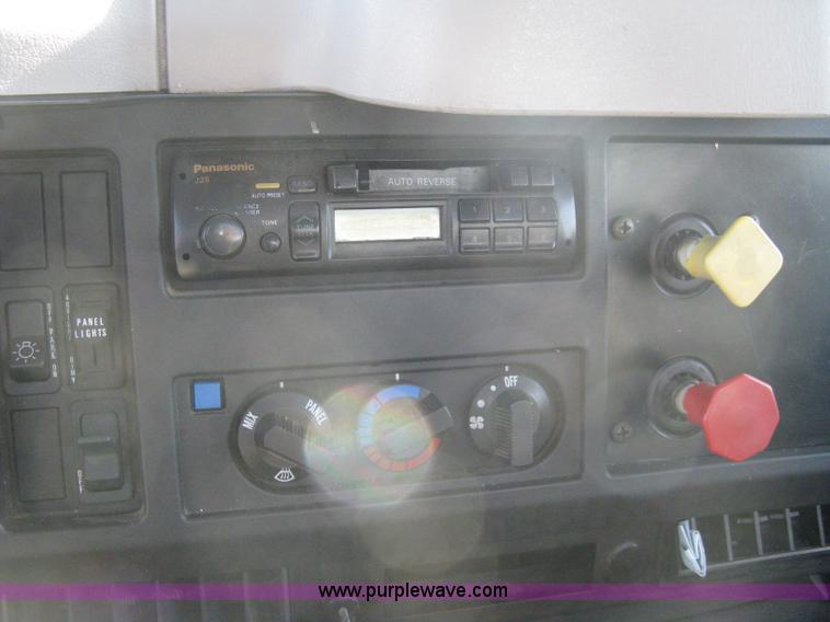 image for item A4390 1995 International 4700 semi truck