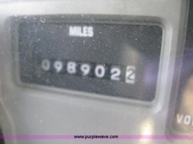 image for item A4390 1995 International 4700 semi truck