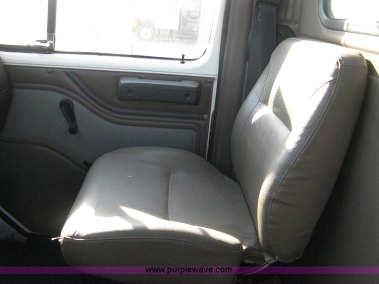 image for item A4390 1995 International 4700 semi truck