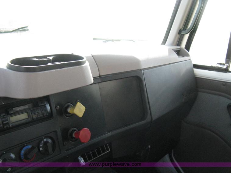 image for item A4390 1995 International 4700 semi truck