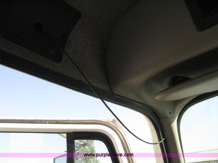 image for item A4390 1995 International 4700 semi truck