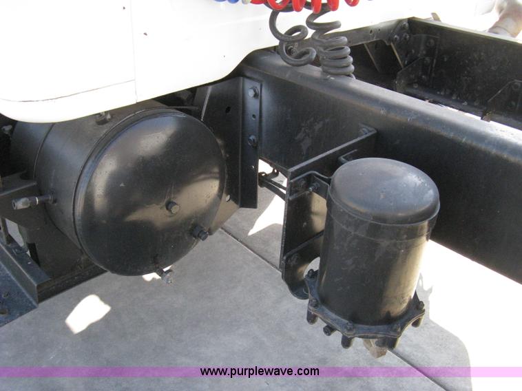 image for item A4390 1995 International 4700 semi truck