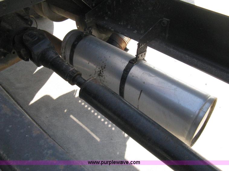 image for item A4390 1995 International 4700 semi truck