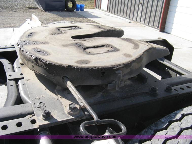 image for item A4390 1995 International 4700 semi truck