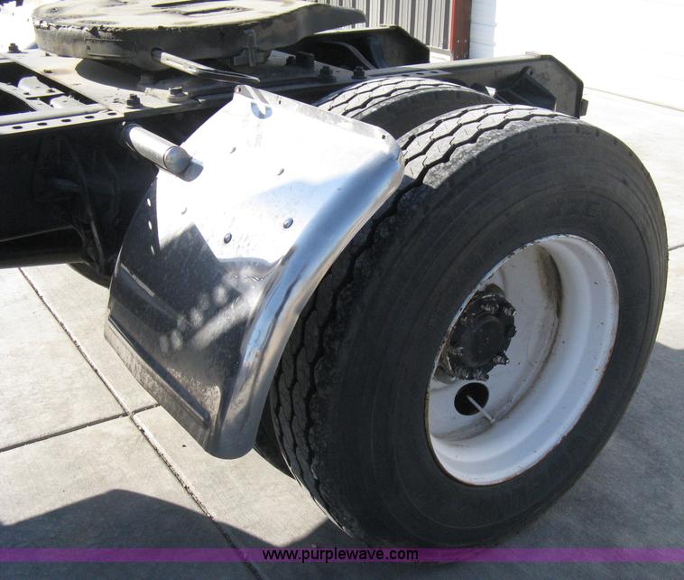 image for item A4390 1995 International 4700 semi truck