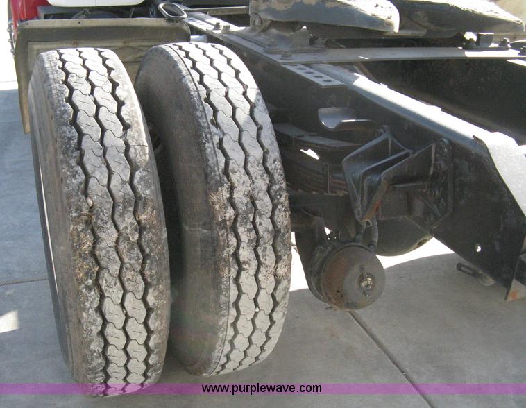 image for item A4390 1995 International 4700 semi truck