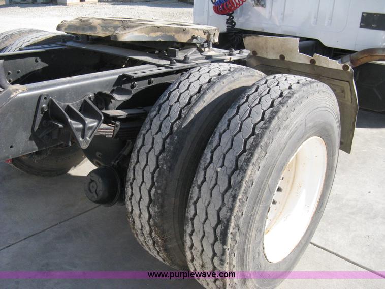 image for item A4390 1995 International 4700 semi truck