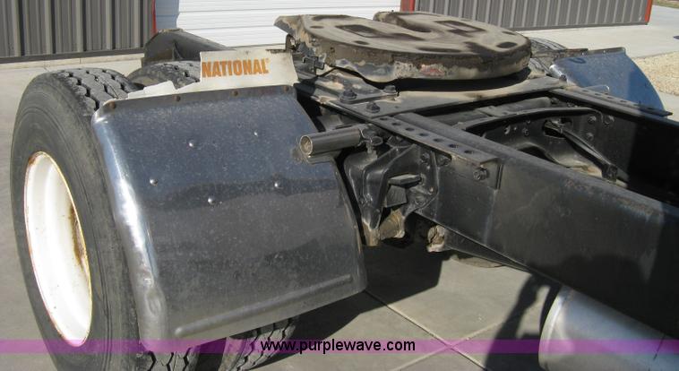 image for item A4390 1995 International 4700 semi truck