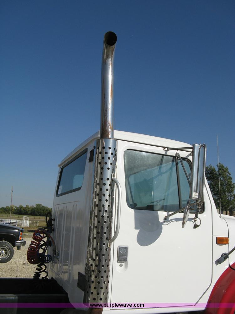 image for item A4390 1995 International 4700 semi truck