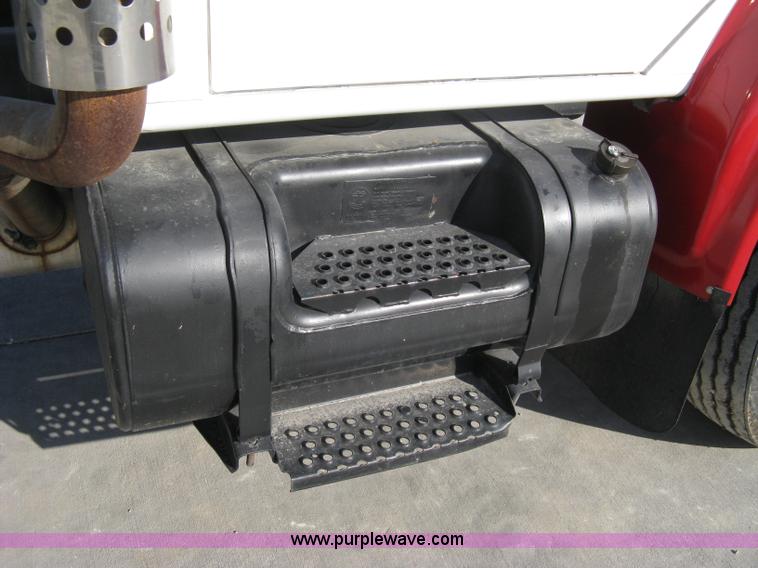 image for item A4390 1995 International 4700 semi truck