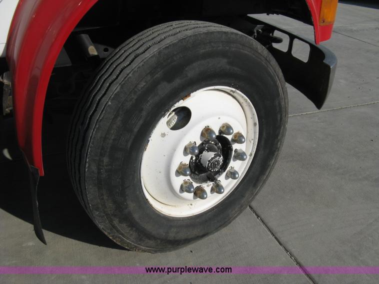 image for item A4390 1995 International 4700 semi truck