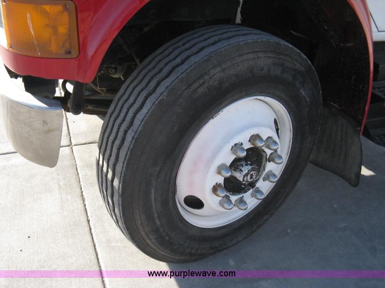 image for item A4390 1995 International 4700 semi truck