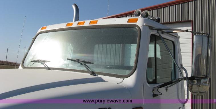 image for item A4390 1995 International 4700 semi truck