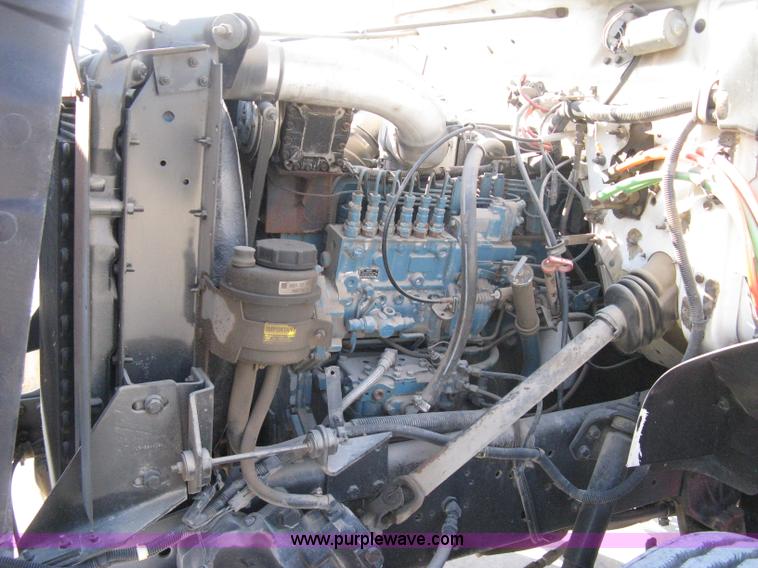 image for item A4390 1995 International 4700 semi truck