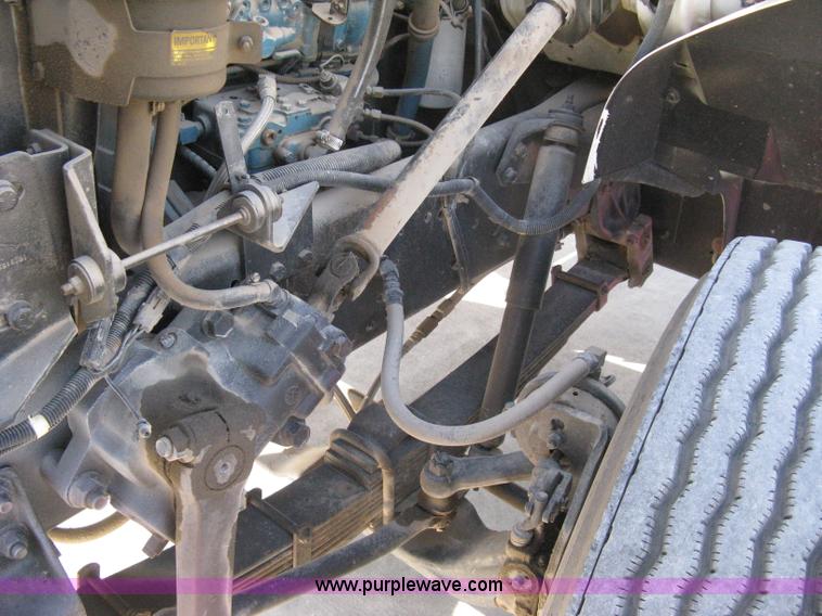 image for item A4390 1995 International 4700 semi truck