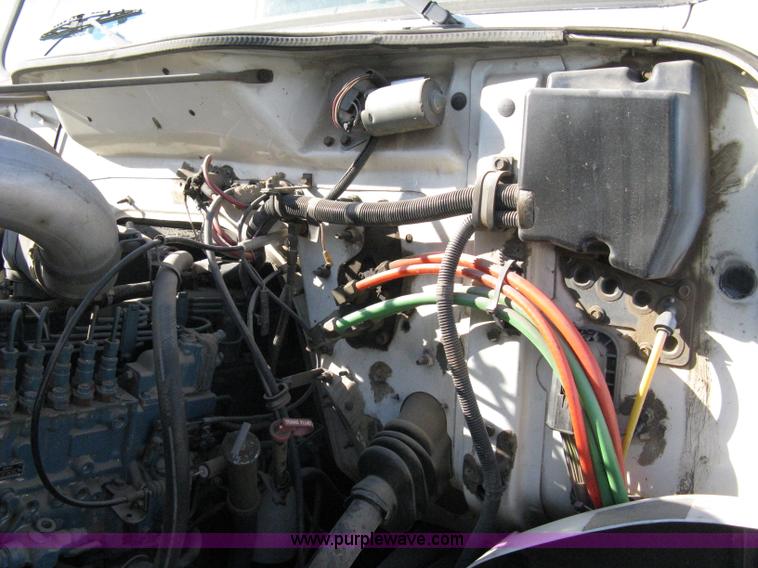 image for item A4390 1995 International 4700 semi truck