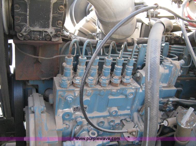 image for item A4390 1995 International 4700 semi truck