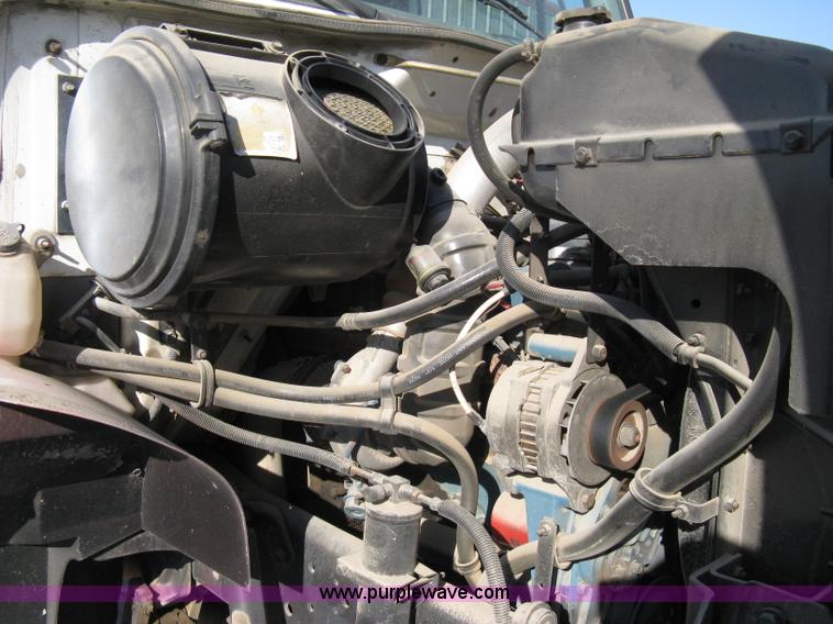 image for item A4390 1995 International 4700 semi truck