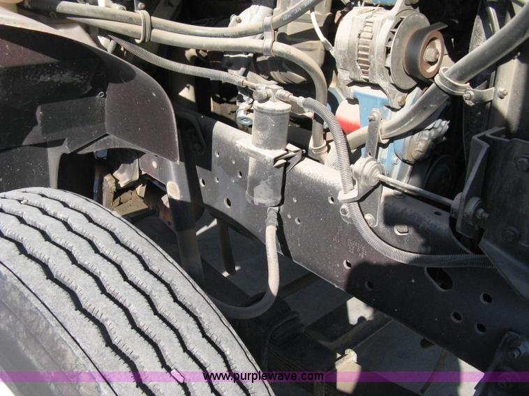 image for item A4390 1995 International 4700 semi truck