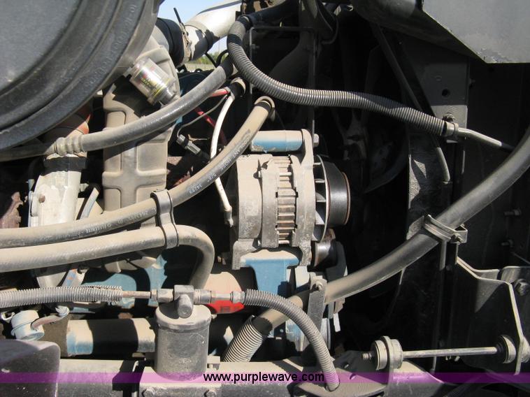 image for item A4390 1995 International 4700 semi truck