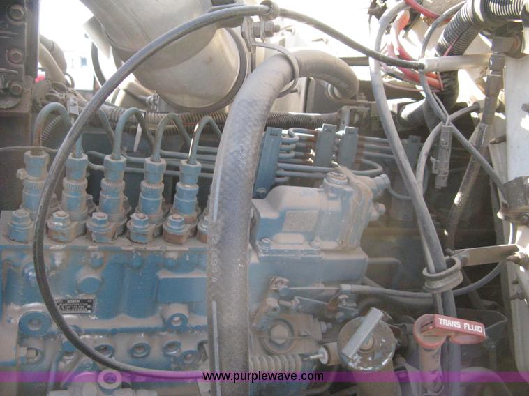 image for item A4390 1995 International 4700 semi truck